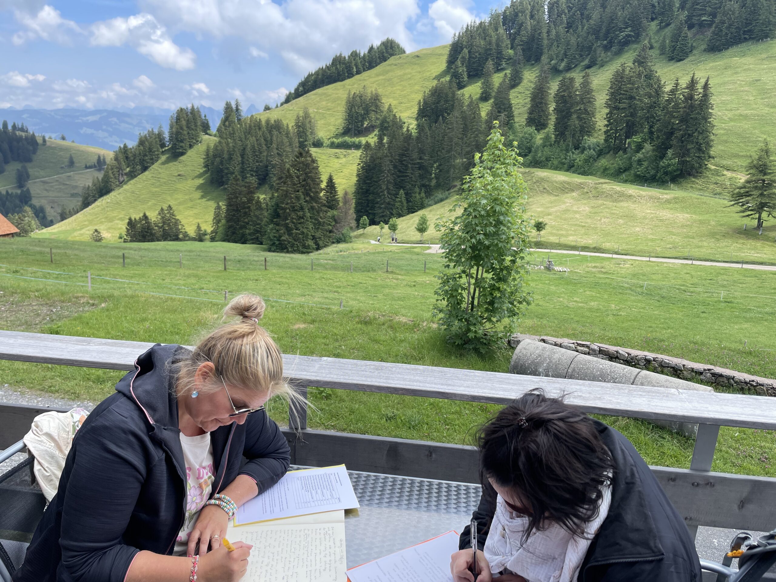 Zwei Frauen beim Schreiben auf der Rigi