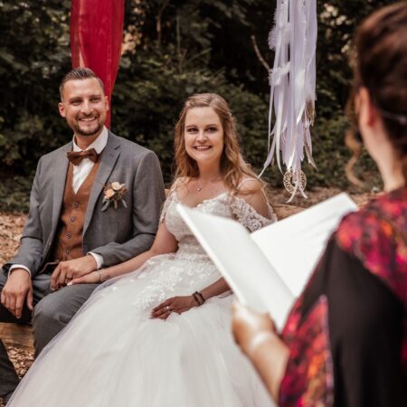 Hochzeit im Freien mit Brautpaar