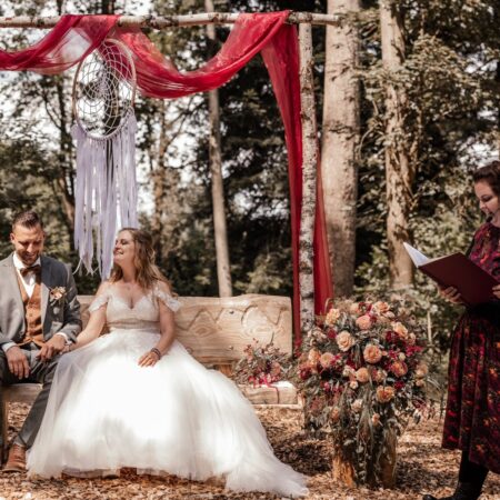 Hochzeit im Freien mit Brautpaar