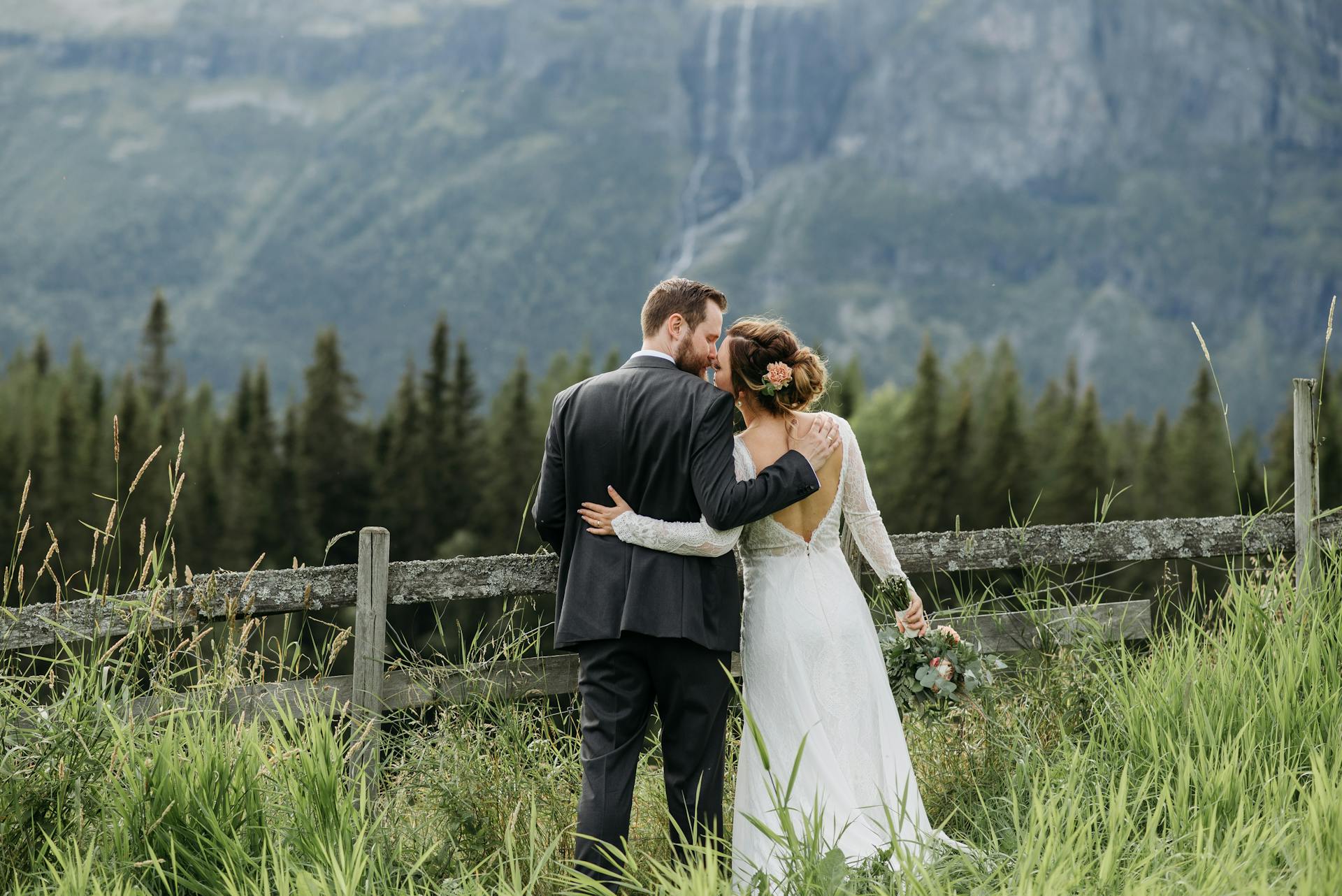 Hochzeitspaar bei Trauung in den Bergen